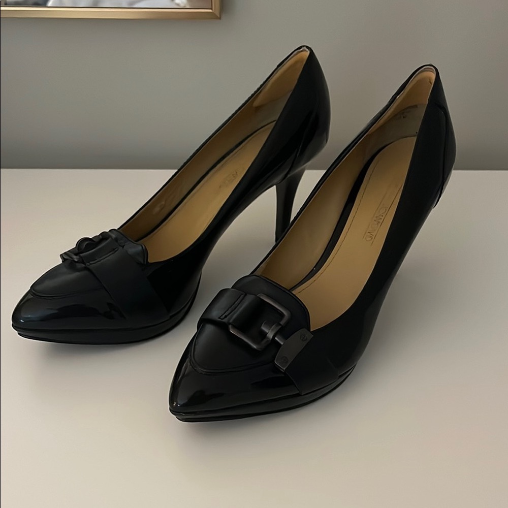 Black Leather Heels with Decorative Buckle and Pointed Toe
